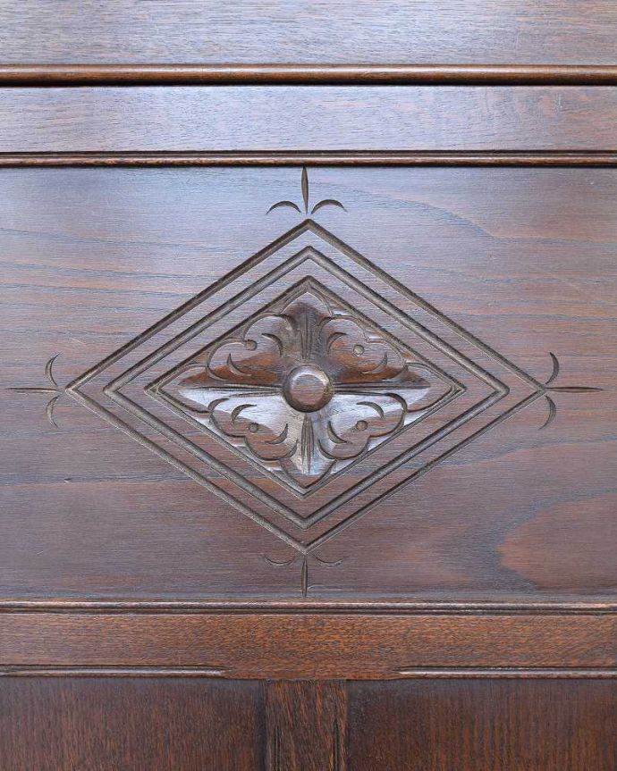 アンティークのキャビネット アンティーク家具 英国らしいアンティーク家具、コーナーの置けるカップボード(キャビネット)。いろんな場所にこだわり彫のデザインもいろいろです。(k-2632-f)