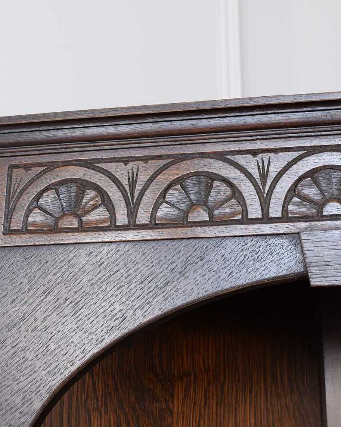 アンティークのキャビネット アンティーク家具 英国らしいアンティーク家具、コーナーの置けるカップボード(キャビネット)。惚れ惚れしちゃう美しさこんなに堅い無垢材に一体どうやって彫ったんだろう?と不思議になるくらい細かい彫にうっとりです。(k-2632-f)