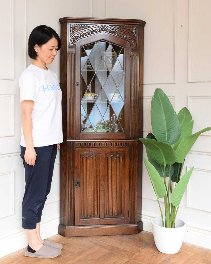 アンティークのキャビネット　アンティーク家具　ガラス扉のコーナーキャビネット、お部屋の角を彩るアンティーク家具。お部屋を角から格上げしてくれますインテリアの素敵な国から来た家具は使い方も美しい･･･お部屋の角から華やかな雰囲気を作ってくれます。(k-2633-f)