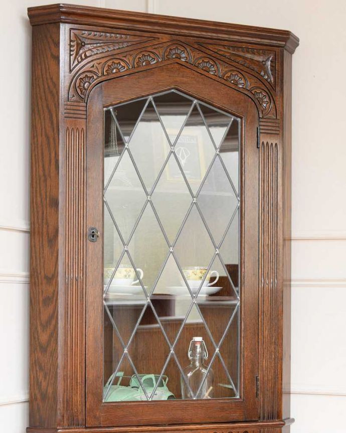 アンティークのキャビネット　アンティーク家具　ガラス扉のコーナーキャビネット、お部屋の角を彩るアンティーク家具。お部屋の角にピタッと収まる飾り棚お部屋の角にピッタリ収まっちゃうから、どこでも使える便利なコーナーキャビネット。(k-2633-f)