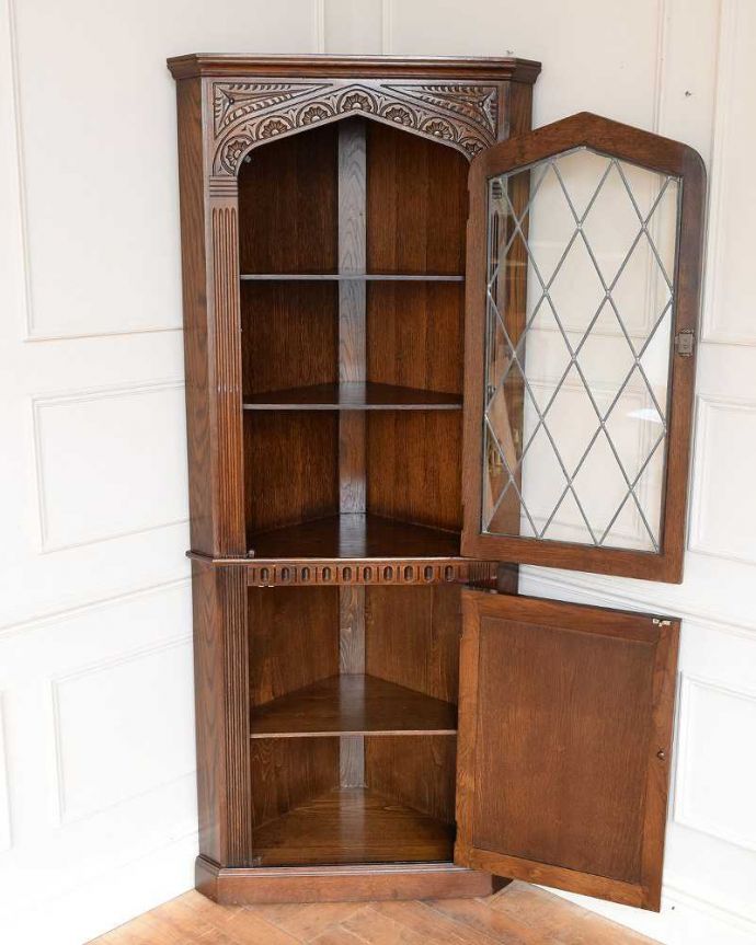 アンティークのキャビネット　アンティーク家具　ガラス扉のコーナーキャビネット、お部屋の角を彩るアンティーク家具。扉を開けてみると･･･専門の職人がしっかり修復していますので、扉の中はピカピカです。(k-2633-f)