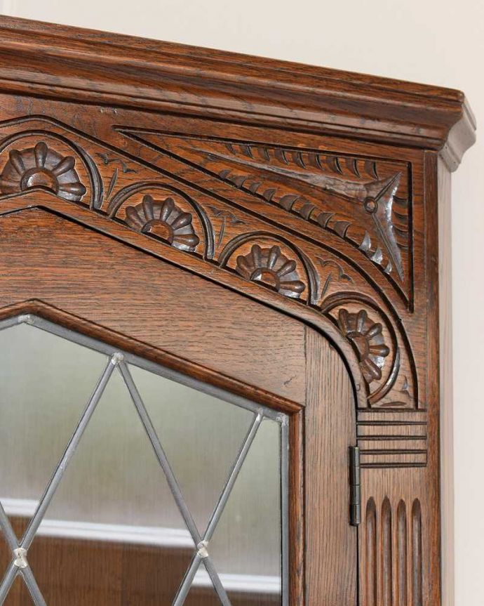 アンティークのキャビネット　アンティーク家具　ガラス扉のコーナーキャビネット、お部屋の角を彩るアンティーク家具。いろんな場所にこだわり彫のデザインもいろいろです。(k-2633-f)