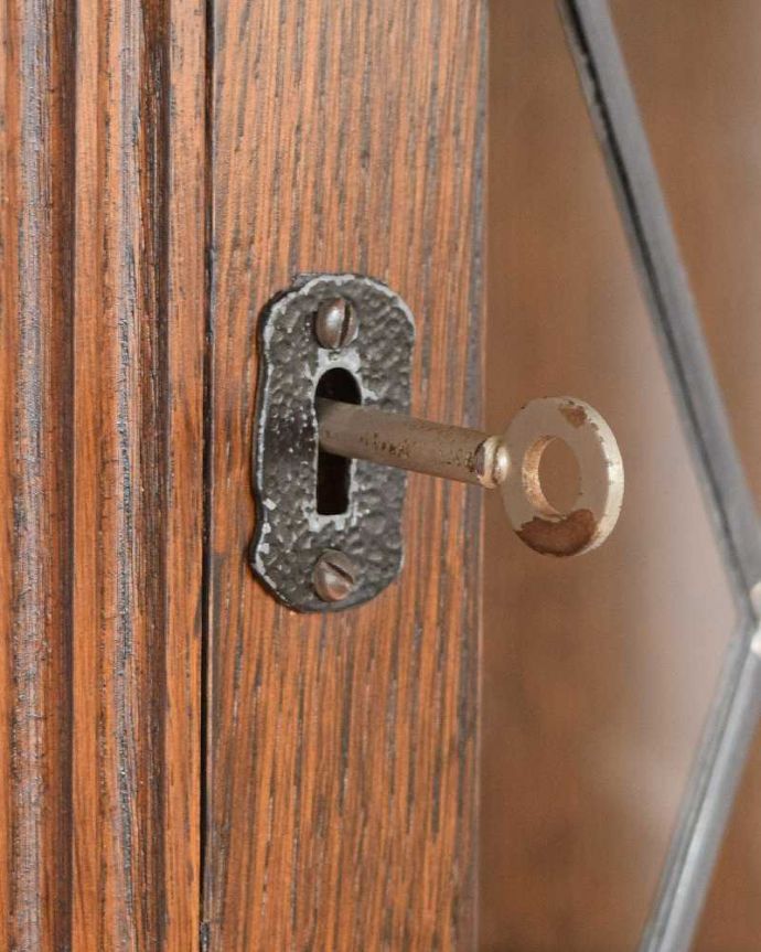 アンティークのキャビネット　アンティーク家具　ガラス扉のコーナーキャビネット、お部屋の角を彩るアンティーク家具。鍵を使って開けてみましょうアンティークの鍵が一つ付いています。(k-2633-f)
