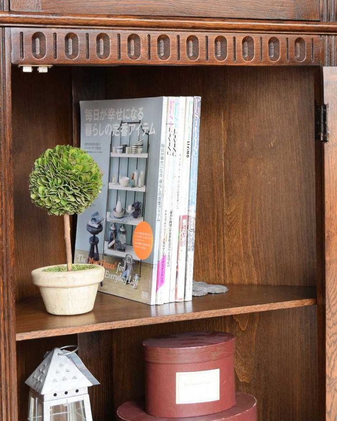 アンティークのキャビネット　アンティーク家具　ガラス扉のコーナーキャビネット、お部屋の角を彩るアンティーク家具。扉の中は収納たっぷりA4サイズの雑誌までしっかり収納出来ちゃう大きさ。(k-2633-f)