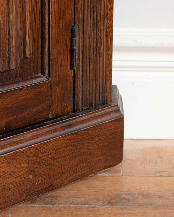 アンティークのキャビネット　アンティーク家具　ガラス扉のコーナーキャビネット、お部屋の角を彩るアンティーク家具。女性１人でラクラク運べちゃうんですHandleのアンティークは、脚の裏にフェルトキーパーをお付けしています。(k-2633-f)