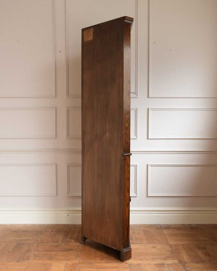 アンティークのキャビネット　アンティーク家具　ガラス扉のコーナーキャビネット、お部屋の角を彩るアンティーク家具。横から見ると、こんな感じ壁にピタッと収まる部分は三角形になっています。(k-2633-f)