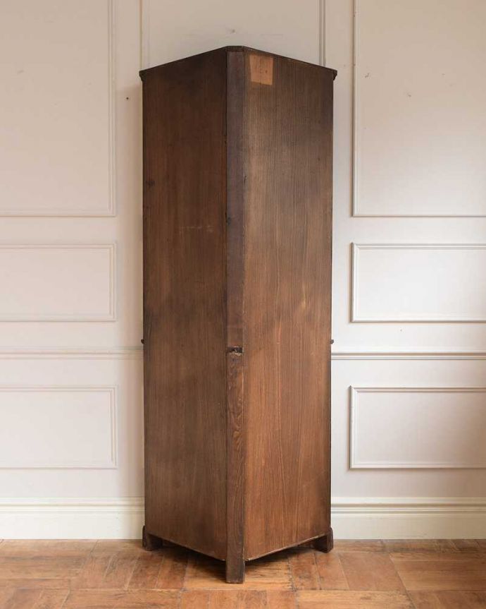 アンティークのキャビネット　アンティーク家具　ガラス扉のコーナーキャビネット、お部屋の角を彩るアンティーク家具。壁で見えないけれど、後ろ姿もキレイです見えない部分もきちんと修復しているので、キレイに仕上がっています。(k-2633-f)