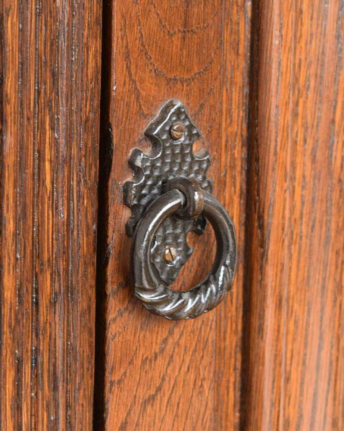 アンティークのキャビネット　アンティーク家具　ガラス扉のコーナーキャビネット、お部屋の角を彩るアンティーク家具。開ける度にワクワクアンティークらしい取っ手のデザイン。(k-2633-f)