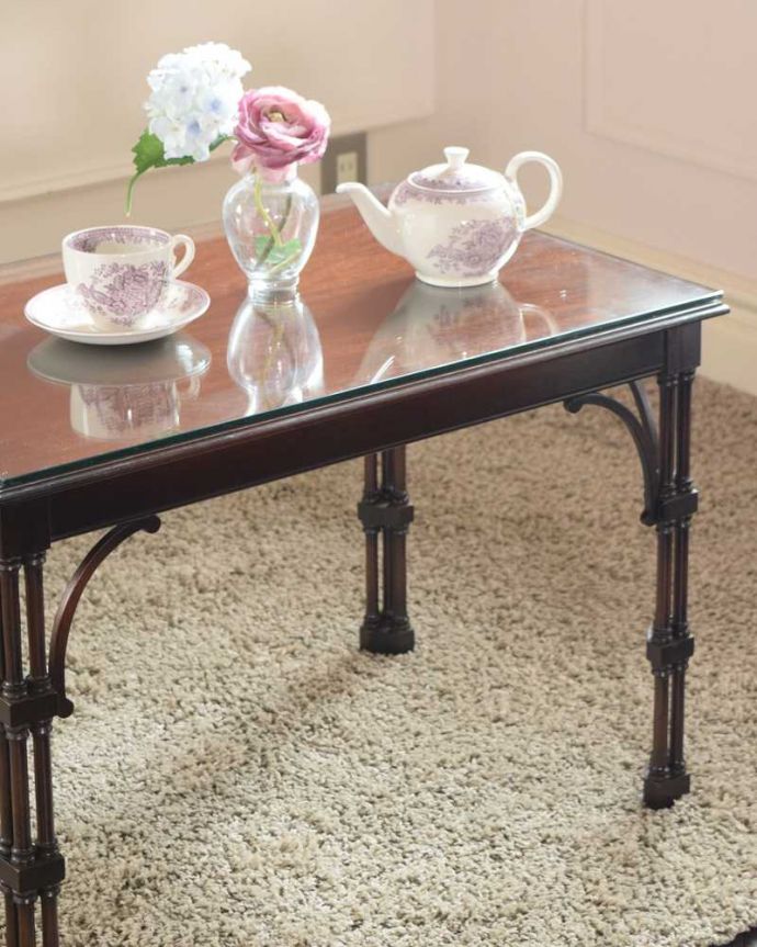 アンティークのテーブル アンティーク家具 イギリスで見つけた珍しいバンブー脚のアンティークコーヒーテーブル(ガラス天板)。英国らしく凝ったデザインの脚脚だけを見ても、アンティークらしさが感じられる凝ったデザイン。(k-2634-f)