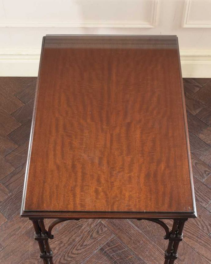 アンティークのテーブル アンティーク家具 イギリスで見つけた珍しいバンブー脚のアンティークコーヒーテーブル(ガラス天板)。天板を上から見ると・・・コーヒーテーブルの天板は毎日使う場所だから、しっかり修復しました。(k-2634-f)