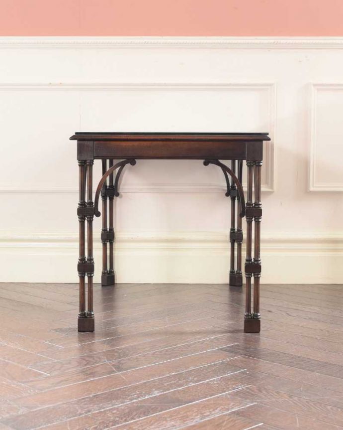 アンティークのテーブル アンティーク家具 イギリスで見つけた珍しいバンブー脚のアンティークコーヒーテーブル(ガラス天板)。横から見た姿もステキ横から見るとこんな感じです。(k-2634-f)