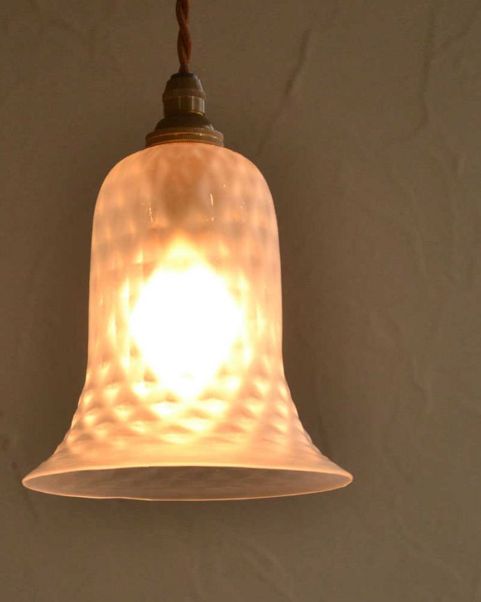 ペンダントライト　照明・ライティング　ガラス模様が美しいアンティークランプシェード（コード・シャンデリア電球・ギャラリーなし）。。(k-2634-z)