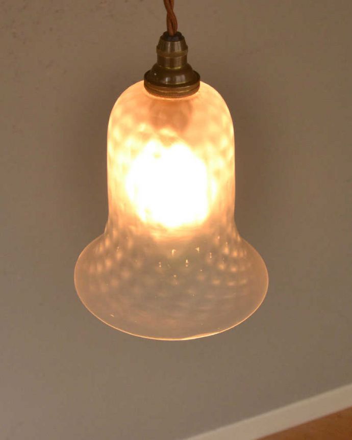 ペンダントライト　照明・ライティング　ガラス模様が美しいアンティークランプシェード（コード・シャンデリア電球・ギャラリーなし）。。(k-2634-z)