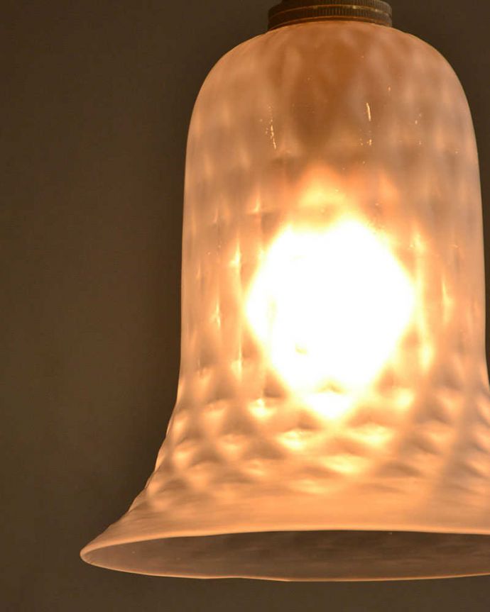 ペンダントライト　照明・ライティング　ガラス模様が美しいアンティークランプシェード（コード・シャンデリア電球・ギャラリーなし）。。(k-2634-z)