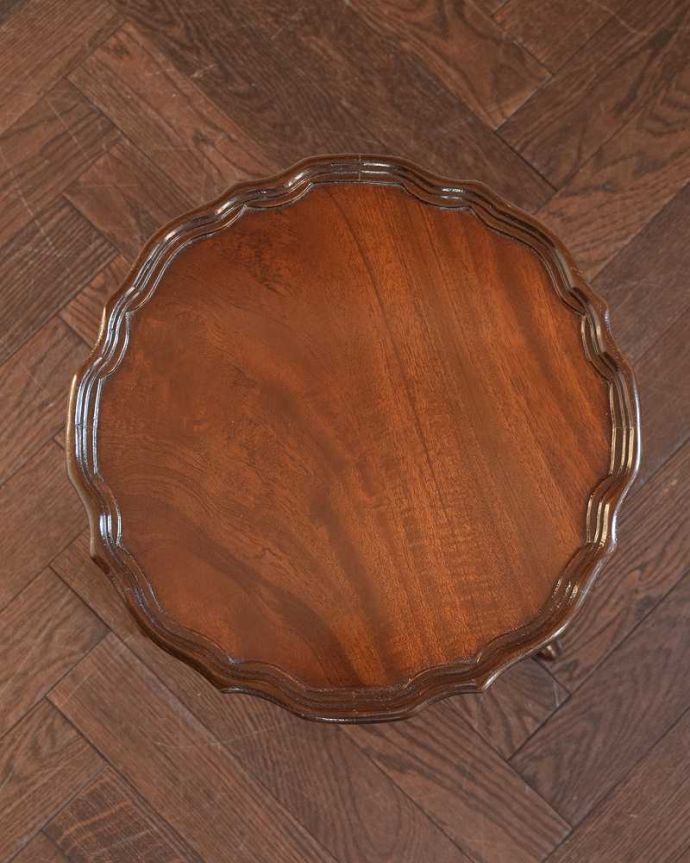 アンティークのテーブル　アンティーク家具　上から見た時のデザインがお花みたいで華やか、英国のアンティークワインテーブル。天板を上から見ると･･･天板はこんな感じで、ちょっとしたものを乗せて使うのに便利なサイズです。(k-2635-f)