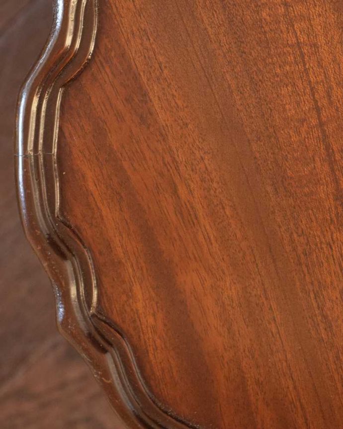 アンティークのテーブル　アンティーク家具　上から見た時のデザインがお花みたいで華やか、英国のアンティークワインテーブル。近づいて見てみると･･･天板の周りもアンティークらしく美しいデザイン。(k-2635-f)