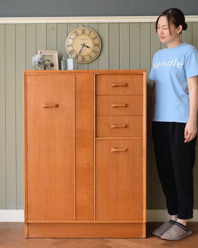 G-PLAN(Gプラン)　アンティーク家具　一台で3役！とってもめずらしいG-PLANのヴィンテージキャビネット（ワードローブ）。クールでカッコいい北欧スタイルのワードローブスッキリとしたデザインのワードローブは、大人気のアイテム。(k-2636-f)