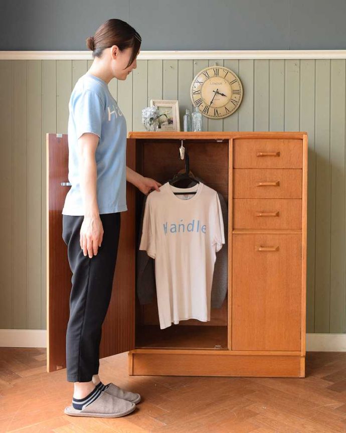 G-PLAN(Gプラン)　アンティーク家具　一台で3役！とってもめずらしいG-PLANのヴィンテージキャビネット（ワードローブ）。毎日の身支度時間がワクワクです扉を開ける度になんだかわくわくしちゃうワードローブ。(k-2636-f)