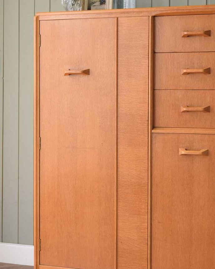 G-PLAN(Gプラン)　アンティーク家具　一台で3役！とってもめずらしいG-PLANのヴィンテージキャビネット（ワードローブ）。アンティークらしい木目が魅力シンプルなデザインだからこそ木目の美しさが際立ちます。(k-2636-f)