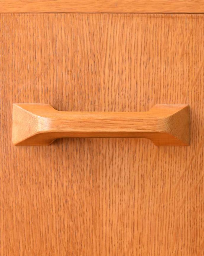 G-PLAN(Gプラン)　アンティーク家具　一台で3役！とってもめずらしいG-PLANのヴィンテージキャビネット（ワードローブ）。クールに決まるオシャレな取っ手取っ手のデザインもカッコいい！こんなところがアンティークらしさです。(k-2636-f)