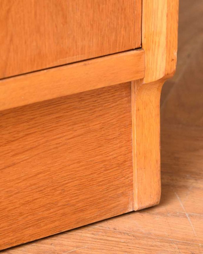 G-PLAN(Gプラン)　アンティーク家具　一台で3役！とってもめずらしいG-PLANのヴィンテージキャビネット（ワードローブ）。女性でも運べちゃう理由は･･･Handleのアンティークは、脚の裏にフェルトキーパーをお付けしていますので、重い家具でも床を滑らせて移動出来ます。(k-2636-f)