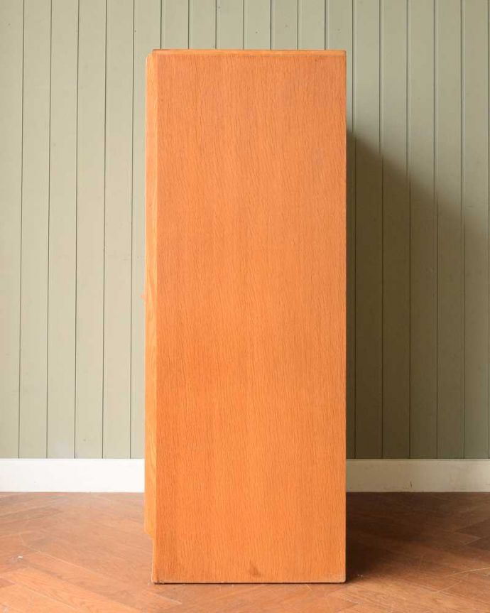 G-PLAN(Gプラン)　アンティーク家具　一台で3役！とってもめずらしいG-PLANのヴィンテージキャビネット（ワードローブ）。横から見た姿もステキ正面だけじゃなく横から見るとこんな感じです。(k-2636-f)