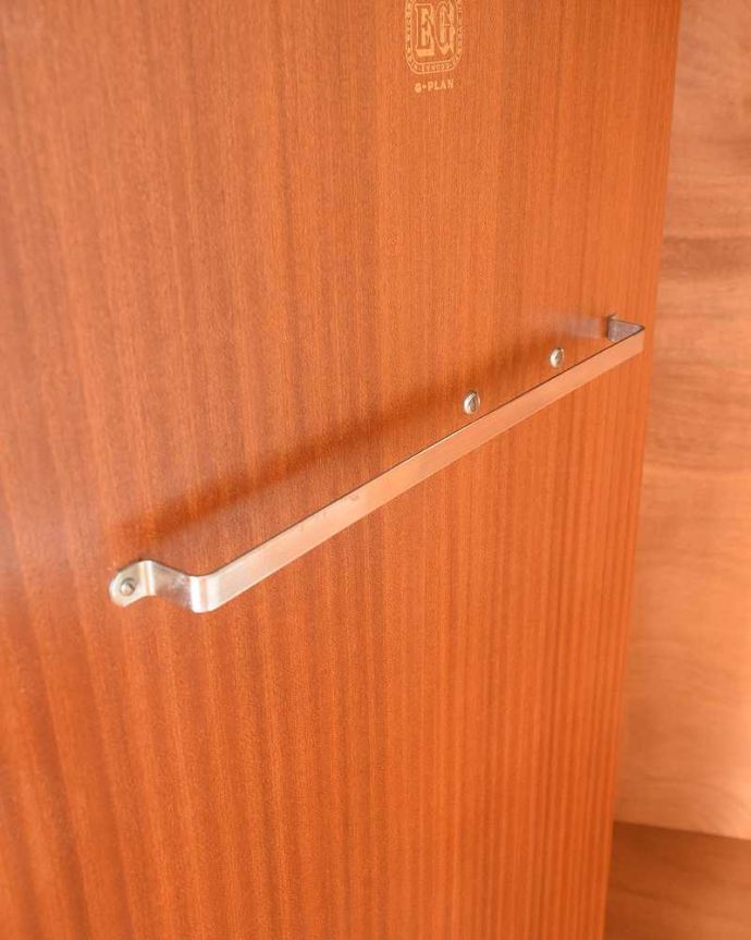 G-PLAN(Gプラン)　アンティーク家具　一台で3役！とってもめずらしいG-PLANのヴィンテージキャビネット（ワードローブ）。バーが付いています。(k-2636-f)