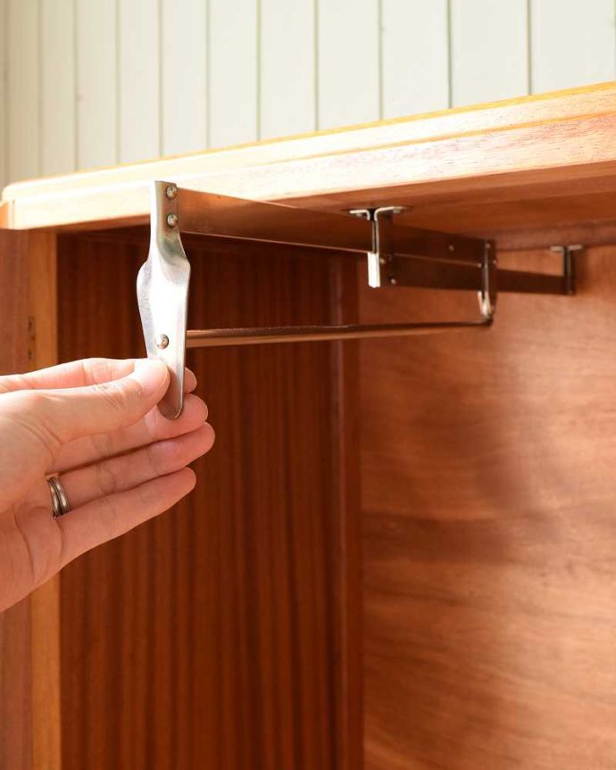 G-PLAN(Gプラン)　アンティーク家具　一台で3役！とってもめずらしいG-PLANのヴィンテージキャビネット（ワードローブ）。スライドしますスライド式のハンガーが付いているので、便利に使うことができます。(k-2636-f)