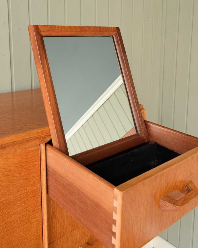 G-PLAN(Gプラン)　アンティーク家具　一台で3役！とってもめずらしいG-PLANのヴィンテージキャビネット（ワードローブ）。ご希望の方には新しいミラーでお届けします コンディションのいいアンティークのミラーですが、ご希望の方には新しいミラーに交換してお届けします（別途見積もり）ご注文の際お気軽にご連絡下さい。(k-2636-f)