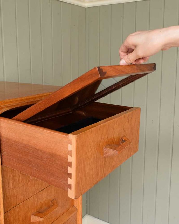 G-PLAN(Gプラン)　アンティーク家具　一台で3役！とってもめずらしいG-PLANのヴィンテージキャビネット（ワードローブ）。実は･･･ミラーが隠れています1段目の引き出しを開くとなんとミラーが出てきます。(k-2636-f)