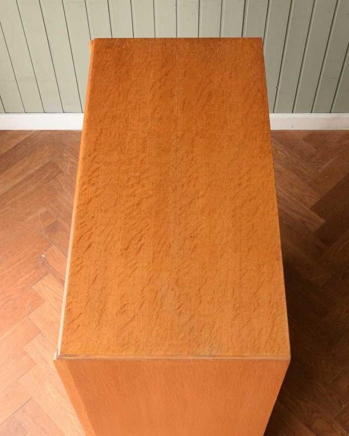 G-PLAN(Gプラン)　アンティーク家具　一台で3役！とってもめずらしいG-PLANのヴィンテージキャビネット（ワードローブ）。天板の塗装もキレイに仕上げましたヴィンテージの家具は年代が若いので修復方法も様々。(k-2636-f)