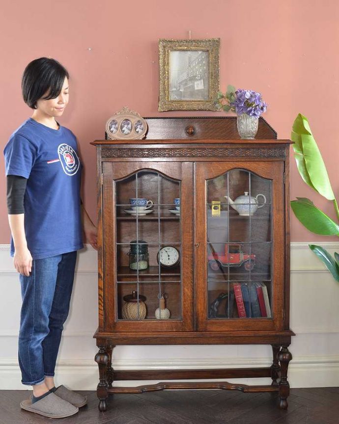 アンティークのキャビネット　アンティーク家具　華やかなアンティークの英国輸入家具、オーク材のブックケース（本棚）。英国らしい堂々とした風格のあるガラスキャビネット重厚感ある佇まいで、落ち着いた雰囲気を演出してくれる英国のキャビネット。(k-2637-f)