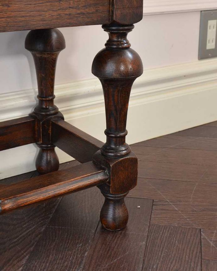 アンティークのキャビネット　アンティーク家具　華やかなアンティークの英国輸入家具、オーク材のブックケース（本棚）。女性1人でラクラク運べちゃう仕掛けHandleのアンティークは、脚の裏にフェルトキーパーをお付けしています。(k-2637-f)