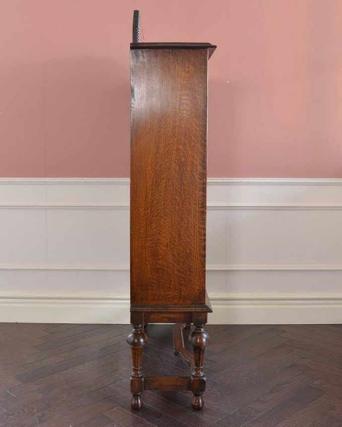 アンティークのキャビネット　アンティーク家具　華やかなアンティークの英国輸入家具、オーク材のブックケース（本棚）。横から見てもステキ横顔だって英国アンティークらしくカッコイイんです。(k-2637-f)