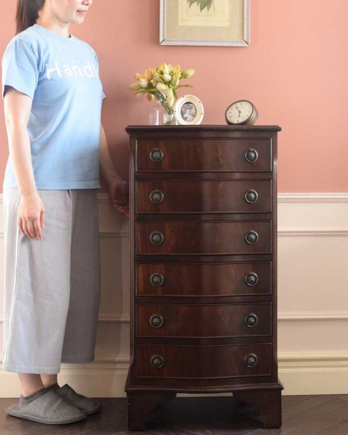 アンティークのチェスト　アンティーク家具　曲線が美しいイギリスの優雅なアンティーク、マホガニー材のチェスト。大人の雰囲気漂う英国スタイルのトールボーイアンティークチェストの中でも細身で背が高いトールボーイは、引き出しがたくさんあって収納がタップリ出来る実力派。(k-2640-f)