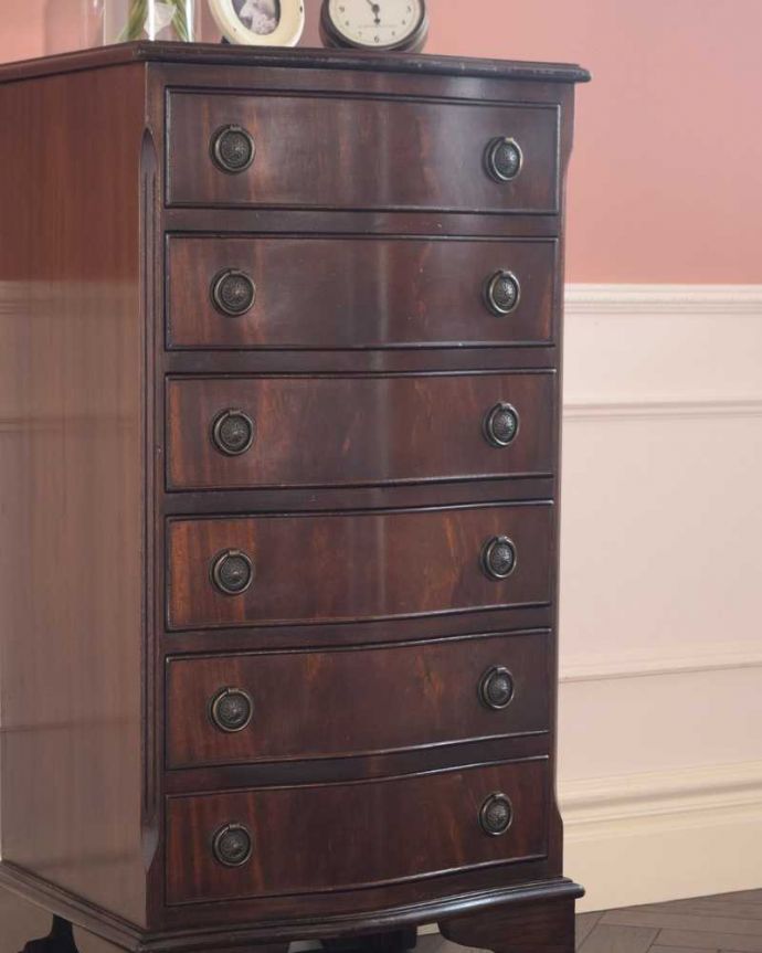 アンティークのチェスト　アンティーク家具　曲線が美しいイギリスの優雅なアンティーク、マホガニー材のチェスト。収納と魅せ場。(k-2640-f)