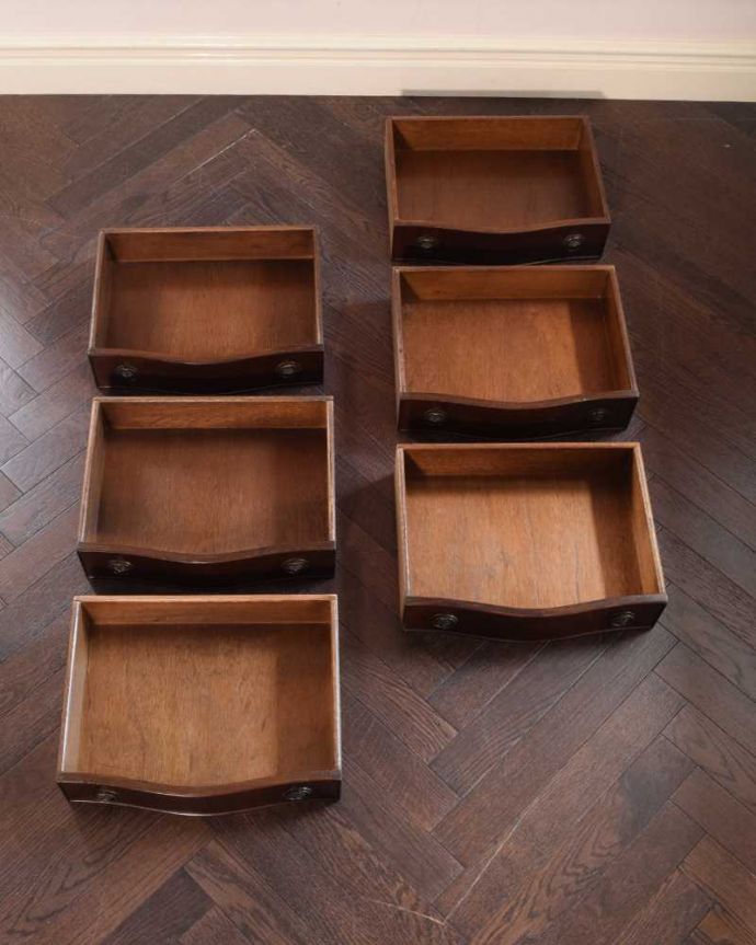 アンティークのチェスト　アンティーク家具　曲線が美しいイギリスの優雅なアンティーク、マホガニー材のチェスト。ピカピカに修復したので、何を入れてもOKです。(k-2640-f)