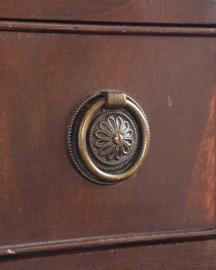 アンティークのチェスト　アンティーク家具　曲線が美しいイギリスの優雅なアンティーク、マホガニー材のチェスト。取っ手もアンティークらしい･･･アンティーク家具の取っ手は、なんだか高級感があるんですよね。(k-2640-f)