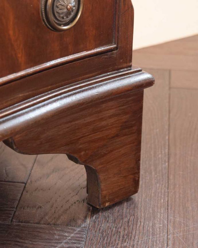 アンティークのチェスト　アンティーク家具　曲線が美しいイギリスの優雅なアンティーク、マホガニー材のチェスト。女性1人でラクラク運べちゃう仕掛けHandleのアンティークは、脚の裏にフェルトキーパーをお付けしています。(k-2640-f)