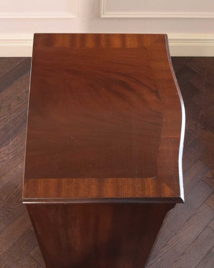 アンティークのチェスト　アンティーク家具　曲線が美しいイギリスの優雅なアンティーク、マホガニー材のチェスト。上から見ると･･･こんな形のチェストです。(k-2640-f)