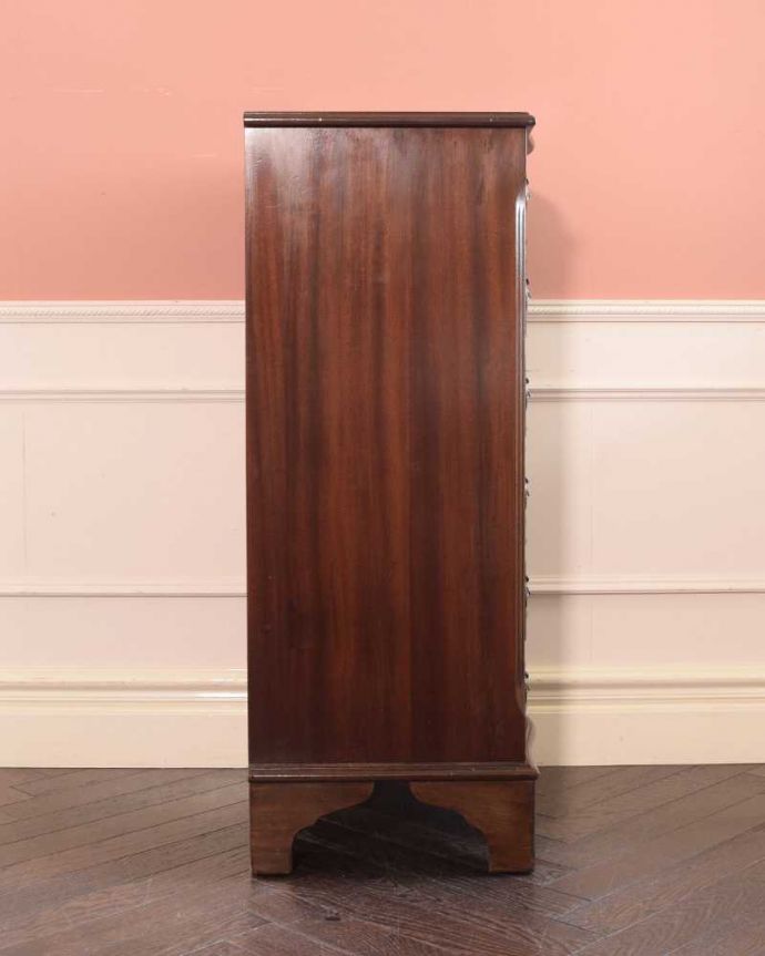 アンティークのチェスト　アンティーク家具　曲線が美しいイギリスの優雅なアンティーク、マホガニー材のチェスト。横から見てもステキですキレイに仕上げたのでどの角度から見られてもいい自信があります。(k-2640-f)