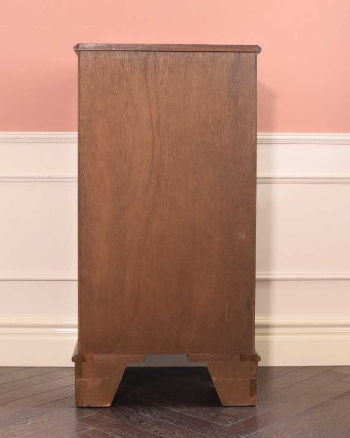 アンティークのチェスト　アンティーク家具　曲線が美しいイギリスの優雅なアンティーク、マホガニー材のチェスト。修復したので後姿もキレイですアンティークは新品ではないので、もちろん経年変化によるキズはありますが、専門の職人がしっかり修復した家具なので後ろ姿もキレイです。(k-2640-f)