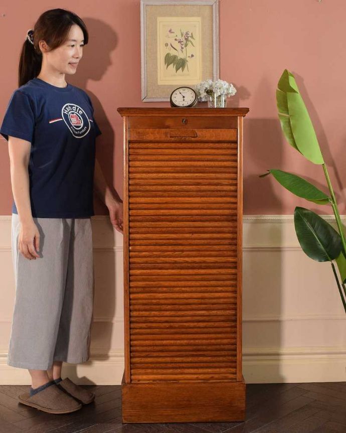 アンティークのキャビネット アンティーク家具 イギリスのアンティーク家具、どこにでも置けるサイズのファイルキャビネット。贅沢な時間が過ごせる最上級の美しさスラーッとスタイルがよく、中にはトレイも付いた機能的なファイルキャビネットです。(k-2641-f)