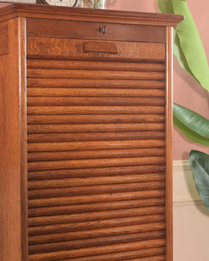 アンティークのキャビネット アンティーク家具 イギリスのアンティーク家具、どこにでも置けるサイズのファイルキャビネット。中々出会えない蛇腹式の扉事務機器などに良く使われている蛇腹式の扉がオシャレです。(k-2641-f)