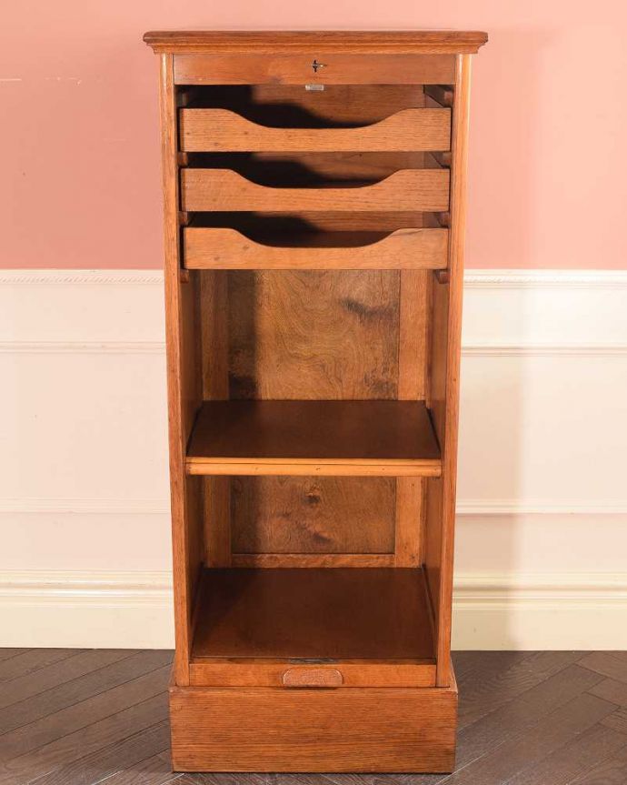 アンティークのキャビネット アンティーク家具 イギリスのアンティーク家具、どこにでも置けるサイズのファイルキャビネット。扉を開けてみると・・・しっかり修復しました。(k-2641-f)