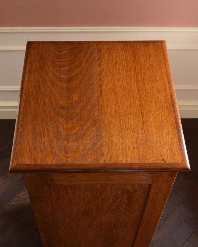 アンティークのキャビネット アンティーク家具 イギリスのアンティーク家具、どこにでも置けるサイズのファイルキャビネット。家具を上から見てみましょう天板を上から見るとこんな形です。(k-2641-f)