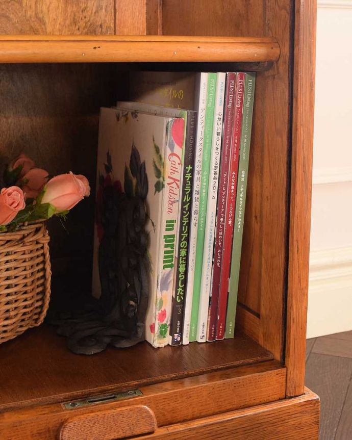 アンティークのキャビネット アンティーク家具 イギリスのアンティーク家具、どこにでも置けるサイズのファイルキャビネット。扉の中は収納たっぷりA4サイズの雑誌までしっかり収納出来ちゃう大きさ。(k-2641-f)