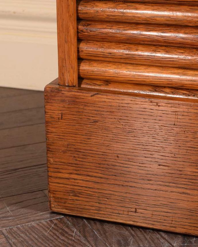 アンティークのキャビネット アンティーク家具 イギリスのアンティーク家具、どこにでも置けるサイズのファイルキャビネット。女性1人でラクラク運べちゃうんですHandleのアンティークは、脚の裏にフェルトキーパーをお付けしています。(k-2641-f)