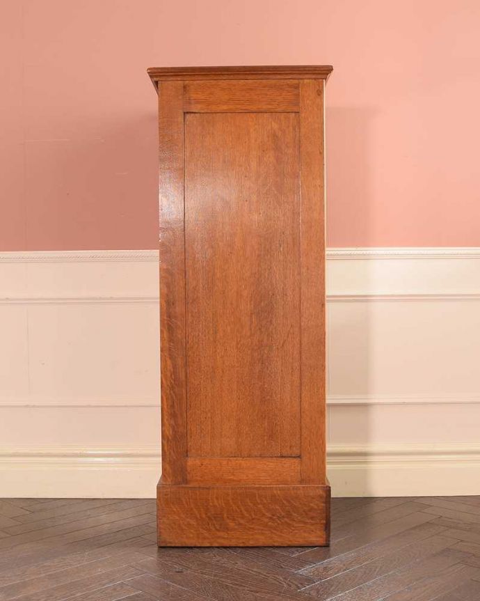 アンティークのキャビネット アンティーク家具 イギリスのアンティーク家具、どこにでも置けるサイズのファイルキャビネット。横から見ても美しいですどこから見られてもいいようにしっかり修復しました。(k-2641-f)