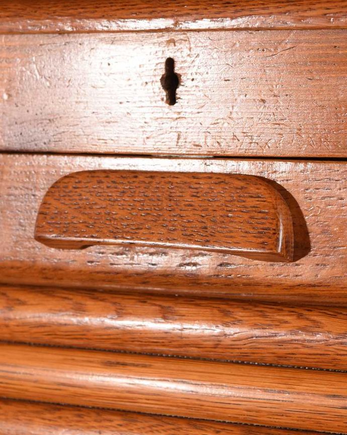 アンティークのキャビネット アンティーク家具 イギリスのアンティーク家具、どこにでも置けるサイズのファイルキャビネット。デザインの一部になっている取っ手木製の素朴な取っ手が付いています。(k-2641-f)